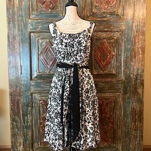 White House Black Market Black & white rose and flower print dress. Size 6.